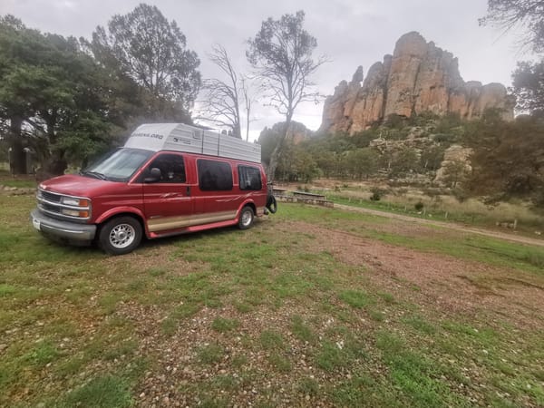 Este es nuestro yate terrestre. La historia del paso a paso para construir una funcional autocaravana la encontrarás en algunos días más. Estamos trabajando en ella.